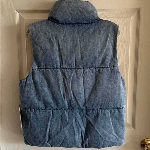 Levi’s Denim Women’s Med/Light Wash Zip Snap Puffer Vest Size Medium (8-10) NWT - Picture 11 of 16